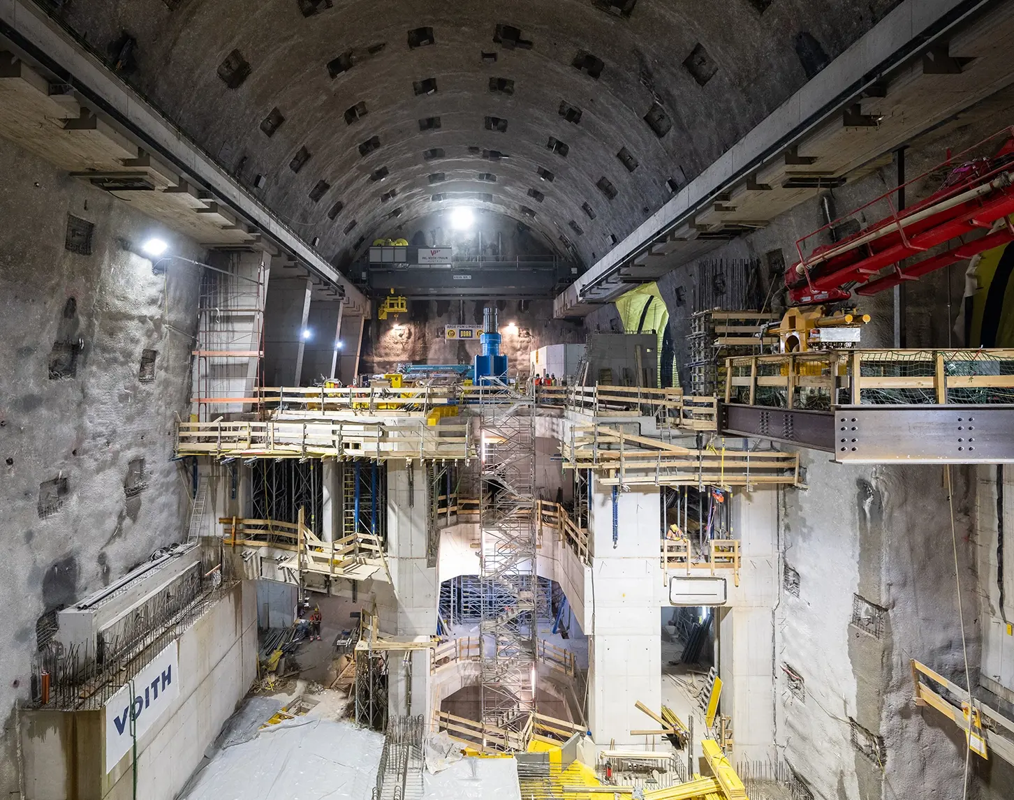 Die imposante Baustelle vom Großprojekt Limberg 3 in Kaprun ist abgebildet. Zu sehen sind Baugerüste im Bergwerk und Betonwände