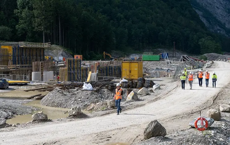 Ein Blick auf die Baustelle in Stegenwald. Einige Bauarbeiter sind ebenfalls unterwegs.